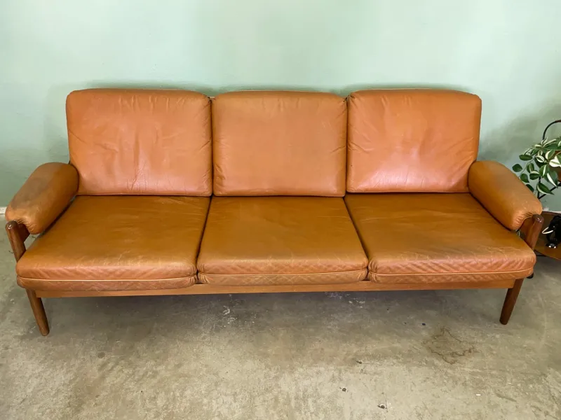 Pamono Mid-Century Teak and Leather Living Room Set, 1960s, Set of 4> Living Room Sets
