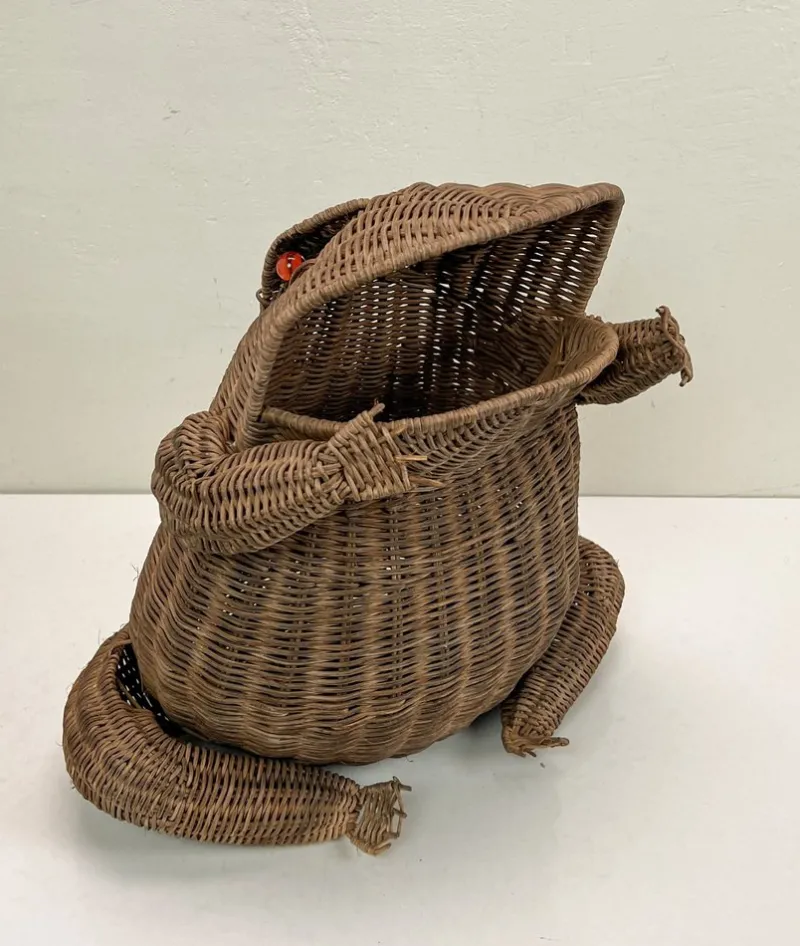 Pamono Mid-Century Vintage Rattan Frog Magazine Holder, 1970s> Magazine Racks