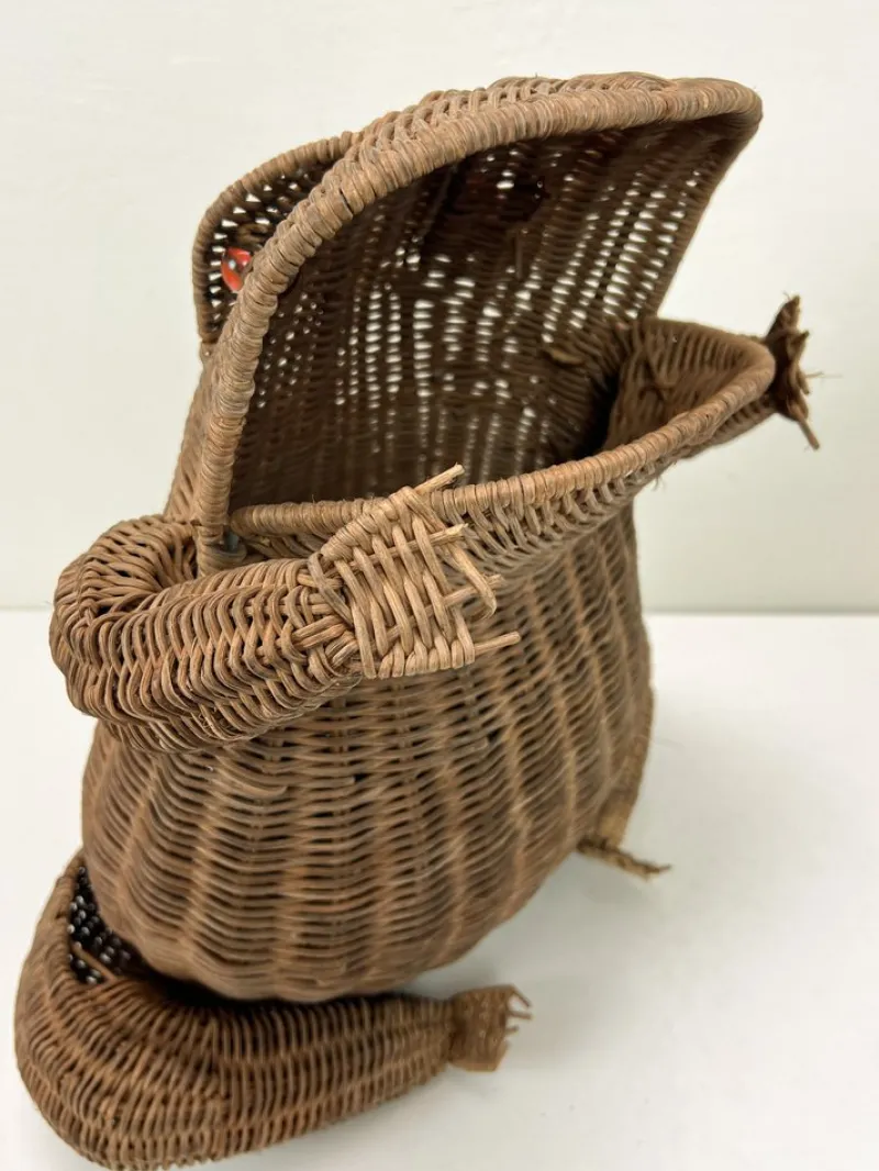 Pamono Mid-Century Vintage Rattan Frog Magazine Holder, 1970s> Magazine Racks