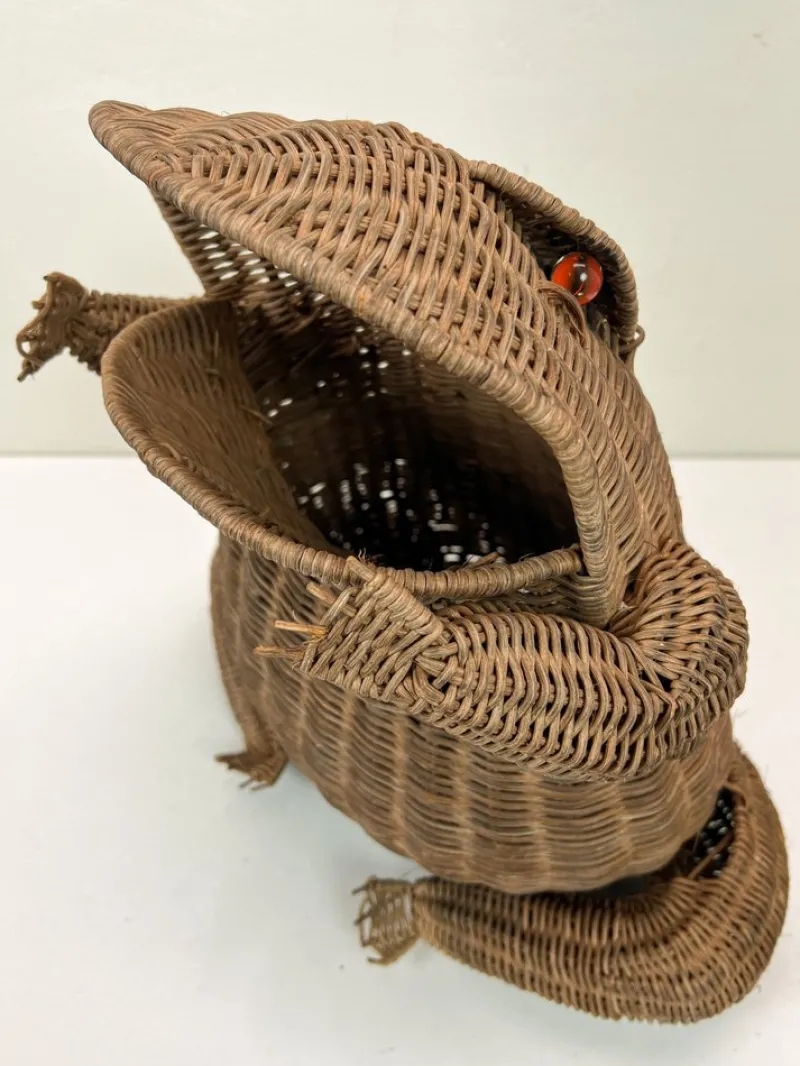 Pamono Mid-Century Vintage Rattan Frog Magazine Holder, 1970s> Magazine Racks