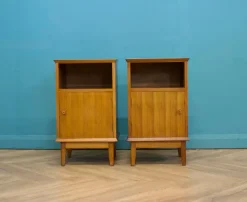 Pamono Mid-Century Walnut Bedside Tables by Alfred Cox, 1950s, Set of 2> Nightstands