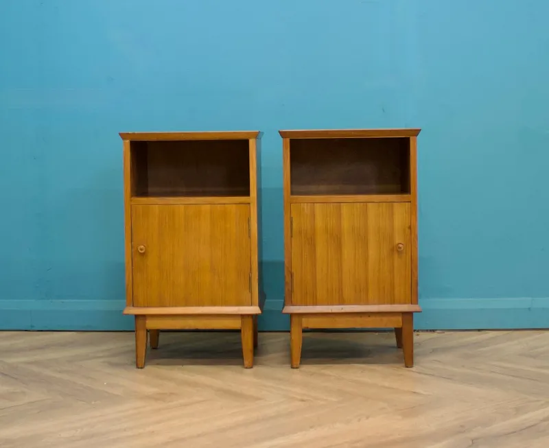 Pamono Mid-Century Walnut Bedside Tables by Alfred Cox, 1950s, Set of 2> Nightstands