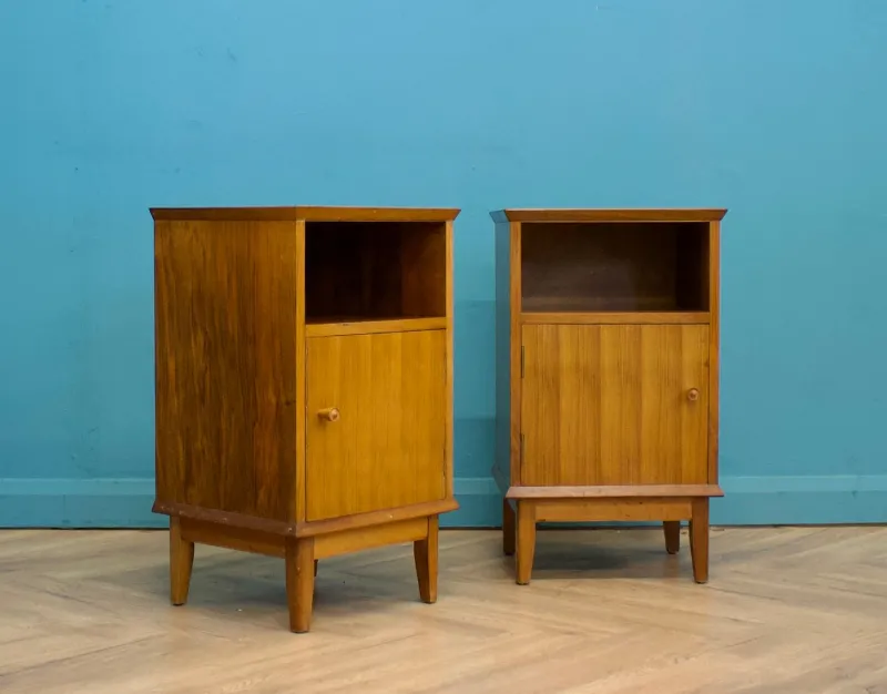 Pamono Mid-Century Walnut Bedside Tables by Alfred Cox, 1950s, Set of 2> Nightstands