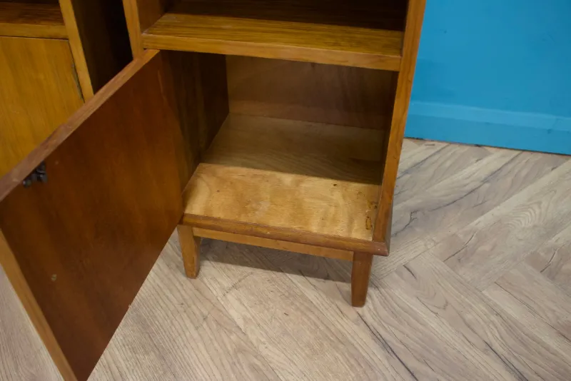 Pamono Mid-Century Walnut Bedside Tables by Alfred Cox, 1950s, Set of 2> Nightstands