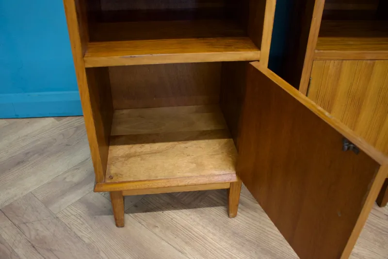 Pamono Mid-Century Walnut Bedside Tables by Alfred Cox, 1950s, Set of 2> Nightstands