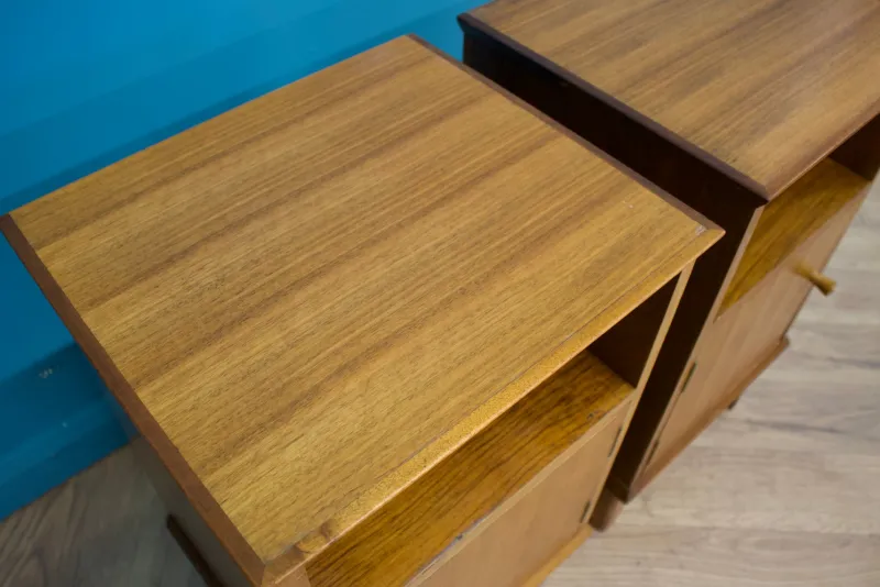 Pamono Mid-Century Walnut Bedside Tables by Alfred Cox, 1950s, Set of 2> Nightstands
