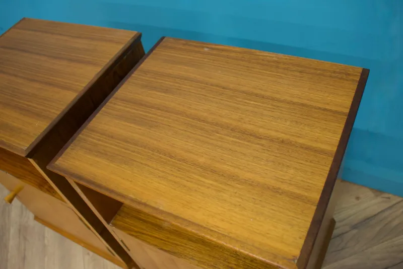 Pamono Mid-Century Walnut Bedside Tables by Alfred Cox, 1950s, Set of 2> Nightstands