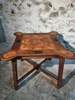 Pamono Mid-20th Century French Elm Marquetry Game Table with Intarsia Inlay and Round Corner Cutouts, 1950s><noscript><img width=