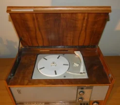 Best Pamono Model WR 718 Turntable Radio in Wood and Bakelite from Watt Radio, Italy, 1960s