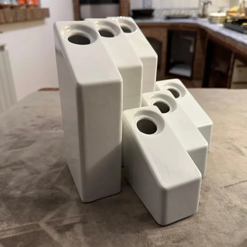 Pamono Modern White Ceramic Design Vases by Enzo Bicchioli for Il Picchio, 1970s, Set of 2> Vases