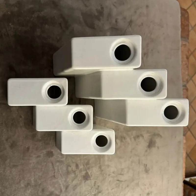 Pamono Modern White Ceramic Design Vases by Enzo Bicchioli for Il Picchio, 1970s, Set of 2> Vases
