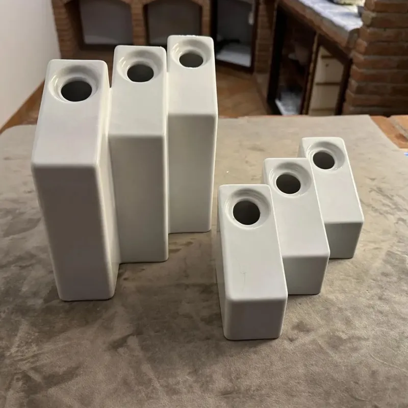 Pamono Modern White Ceramic Design Vases by Enzo Bicchioli for Il Picchio, 1970s, Set of 2> Vases