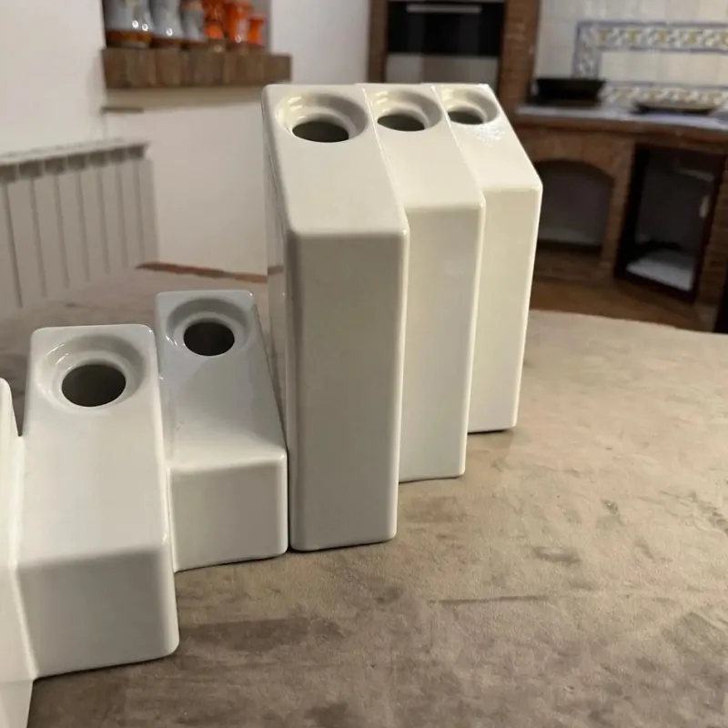 Pamono Modern White Ceramic Design Vases by Enzo Bicchioli for Il Picchio, 1970s, Set of 2> Vases
