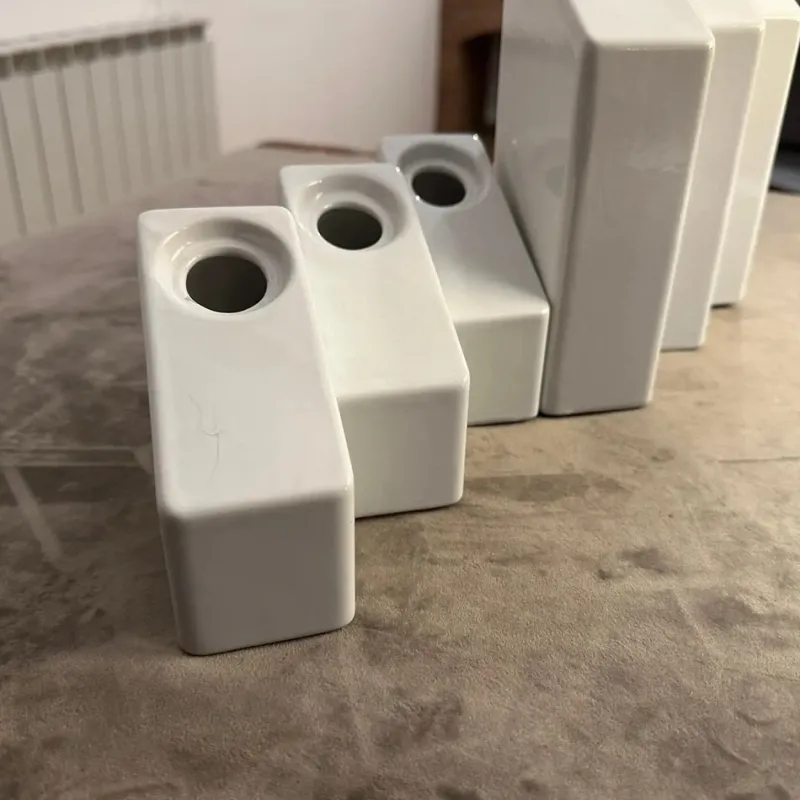 Pamono Modern White Ceramic Design Vases by Enzo Bicchioli for Il Picchio, 1970s, Set of 2> Vases