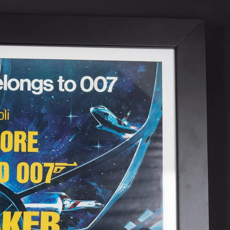 Pamono Original James Bond 007 Moonraker Film Poster Signed by Roger Moore, 1979> Posters