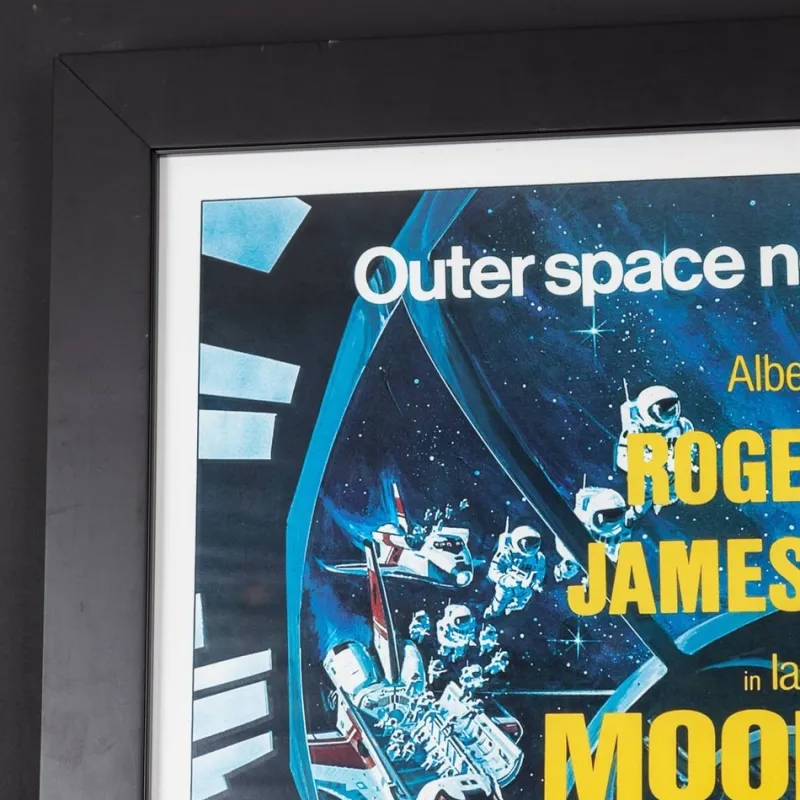 Pamono Original James Bond 007 Moonraker Film Poster Signed by Roger Moore, 1979> Posters