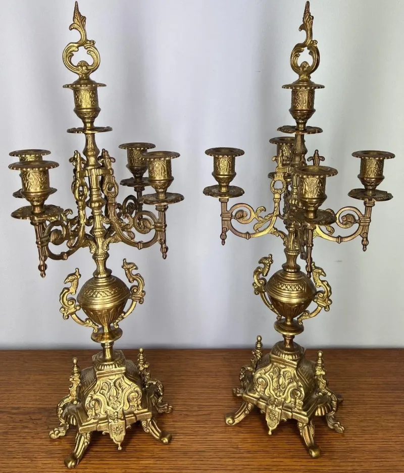 Pamono Ornate Brass Candleholders, Set of 2> Candleholders