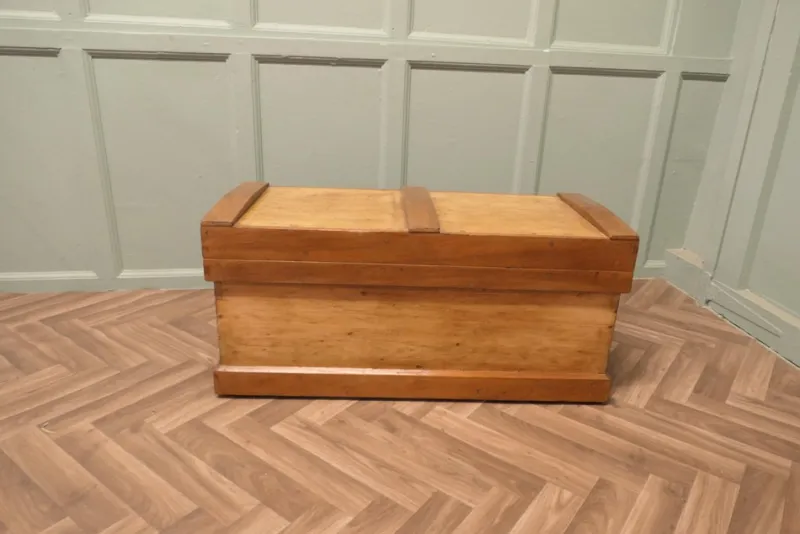New Pamono Pine Carpenters Tool Chest Apprentice Piece This Is a Strong Good Quality Box, 1920
