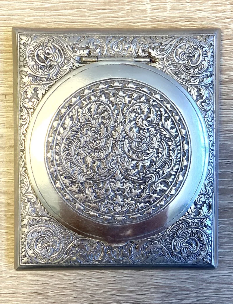 Pamono Pocket Powder Compact in Sterling Silver, 1890s> Brooches