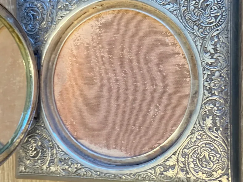 Pamono Pocket Powder Compact in Sterling Silver, 1890s> Brooches