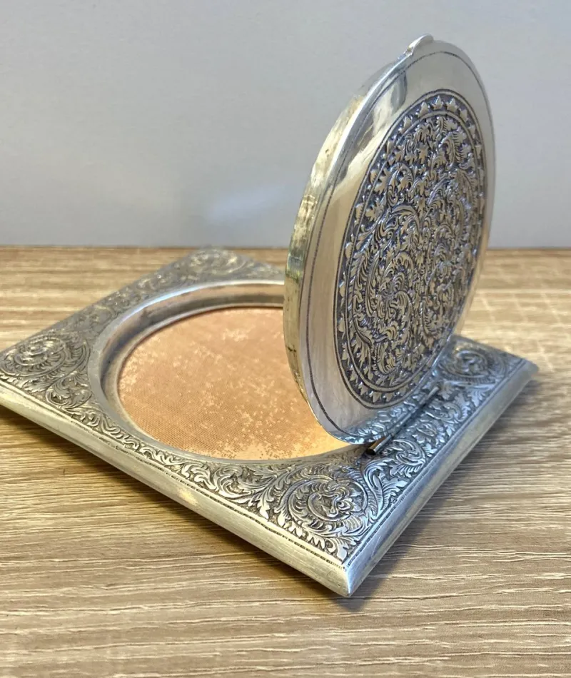 Pamono Pocket Powder Compact in Sterling Silver, 1890s> Brooches