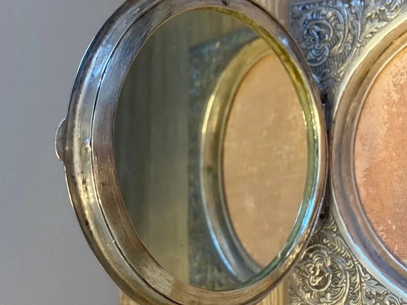 Pamono Pocket Powder Compact in Sterling Silver, 1890s> Brooches