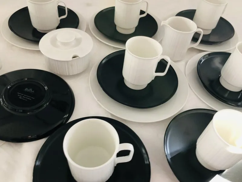 Hot Pamono Porcelain Noire Mocha Service by Tapio Wirkkala for Rosenthal, 20th Century, Set of 22