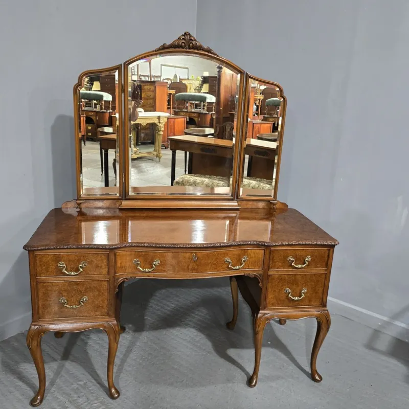 Pamono Queen Anne Burr Walnut Dressing Table, 1920s
