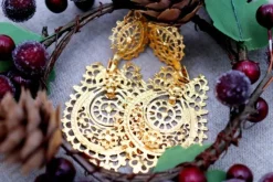 Pamono Queen Earrings in Filigree Gold with Cutouts and Oscillating Bonbonnieres, Set of 2><noscript><img width=