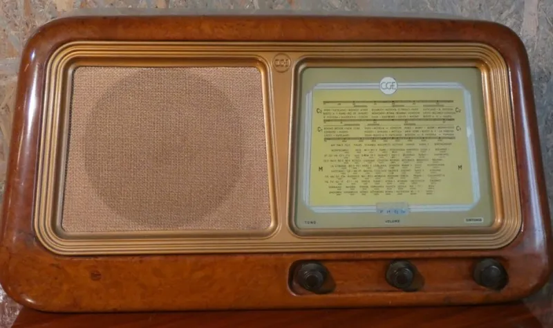 Pamono Radio 2105 in Bakelite and Briarwood by CGE, 1940s> Electronics