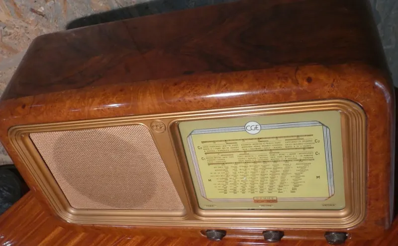 Pamono Radio 2105 in Bakelite and Briarwood by CGE, 1940s> Electronics