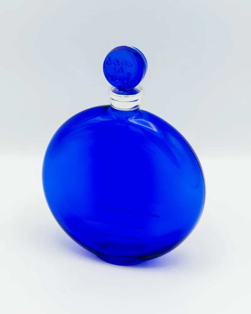 Pamono René Lalique Art Deco Cobalt Blue Perfume Bottle for Worth Dans La Nuit, 1930> Bottles, Carafes & Jugs
