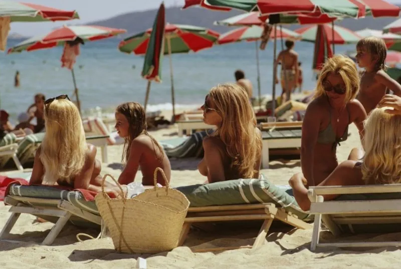 Pamono Saint-tropez Beach Oversize C Print Framed in White by Slim Aarons> Mid-Century