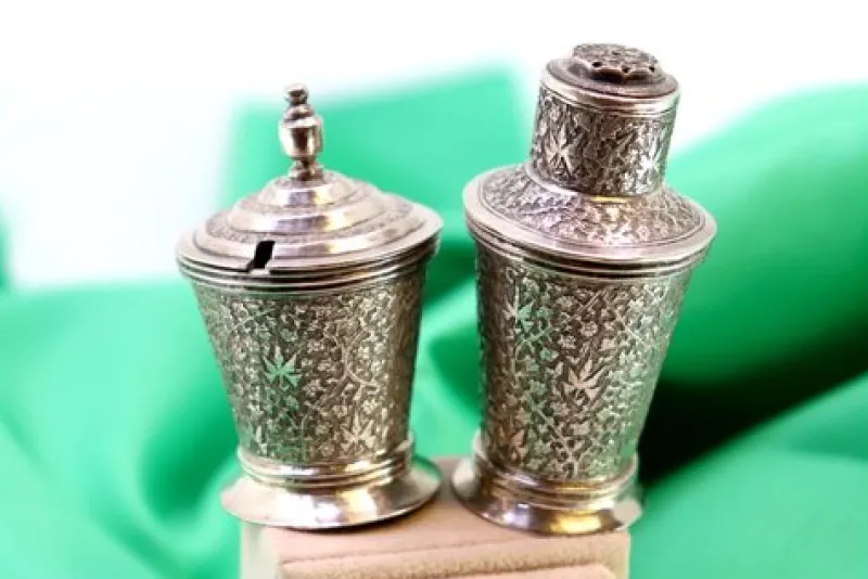 Pamono Salt and Pepper Shakers in Embossed Silver, Set of 2> Salt & Pepper Shakers