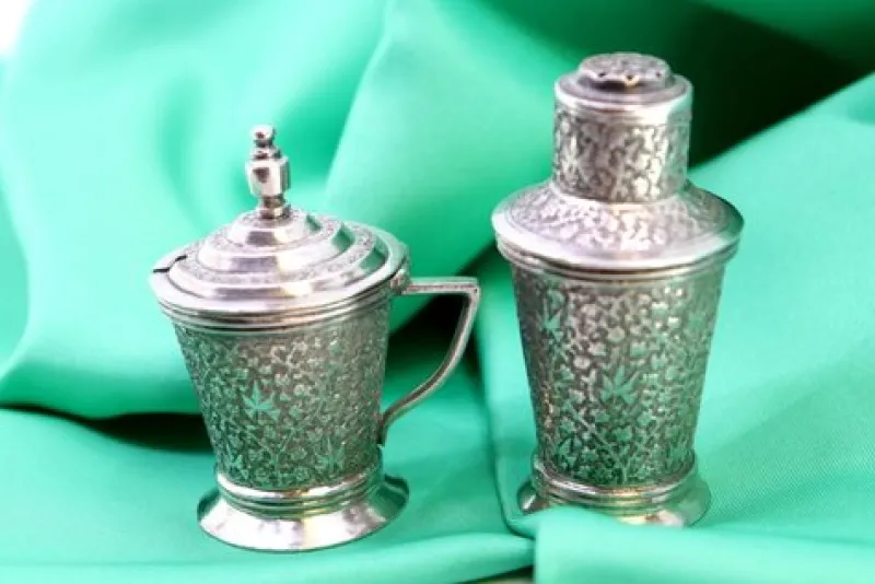Pamono Salt and Pepper Shakers in Embossed Silver, Set of 2> Salt & Pepper Shakers