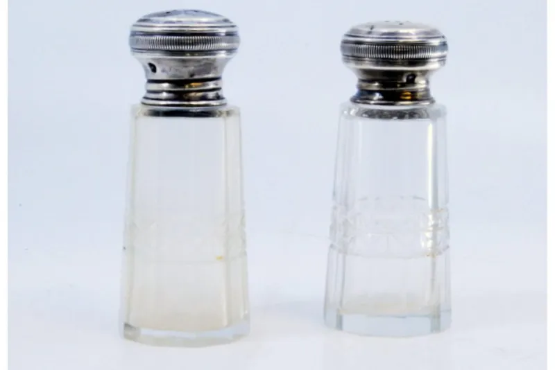 Pamono Salt and Pepper Shakers in Cut Glass with Silver-Plated Lids, Set of 2> Salt & Pepper Shakers