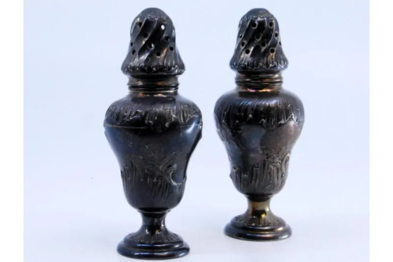 Pamono Salt and Pepper Shakers in Embossed Silver, Set of 2> Salt & Pepper Shakers