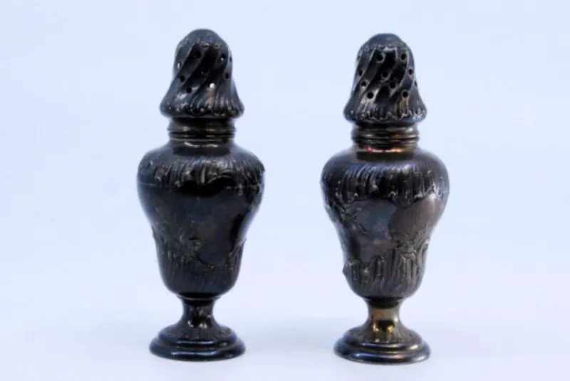 Pamono Salt and Pepper Shakers in Embossed Silver, Set of 2> Salt & Pepper Shakers