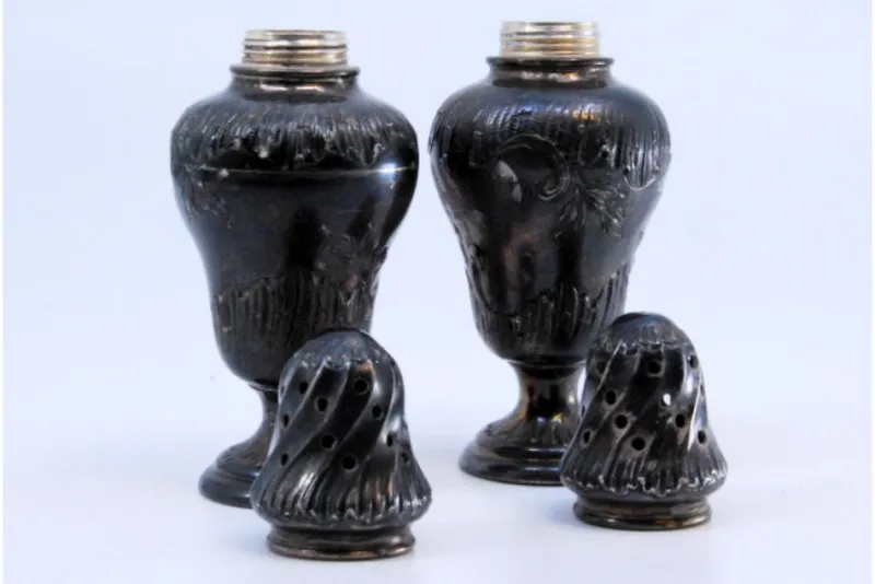 Pamono Salt and Pepper Shakers in Embossed Silver, Set of 2> Salt & Pepper Shakers