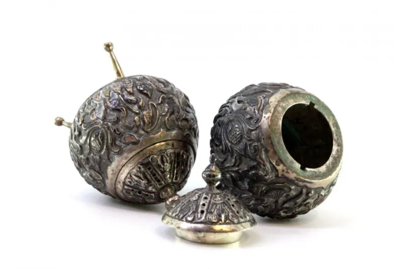 Pamono Salt Shakers in Embossed Silver, Set of 2> Salt & Pepper Shakers