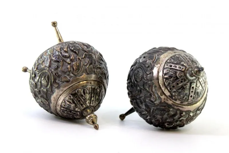 Pamono Salt Shakers in Embossed Silver, Set of 2> Salt & Pepper Shakers