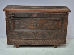 Pamono Sardinian Chest in Chestnut Wood, Mid-19th Century> Trunks Crates & Baskets