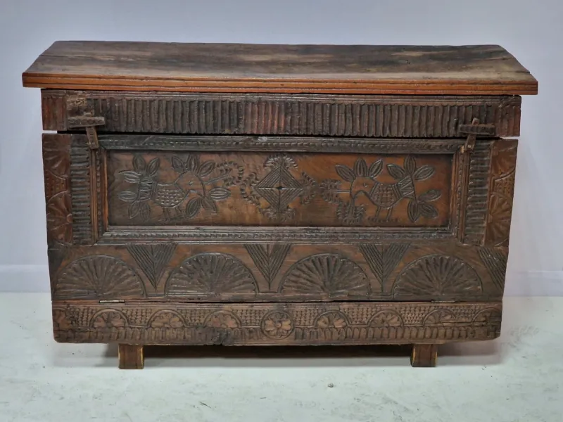 Pamono Sardinian Chest in Chestnut Wood, Mid-19th Century> Trunks Crates & Baskets