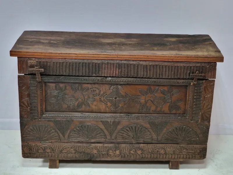 Pamono Sardinian Chest in Chestnut Wood, Mid-19th Century> Trunks Crates & Baskets