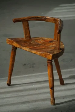 Pamono Scandinavian Folk Art 3-Legged Chair in Pine, 1920s><noscript><img width=