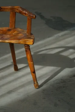 Pamono Scandinavian Folk Art 3-Legged Chair in Pine, 1920s><noscript><img width=
