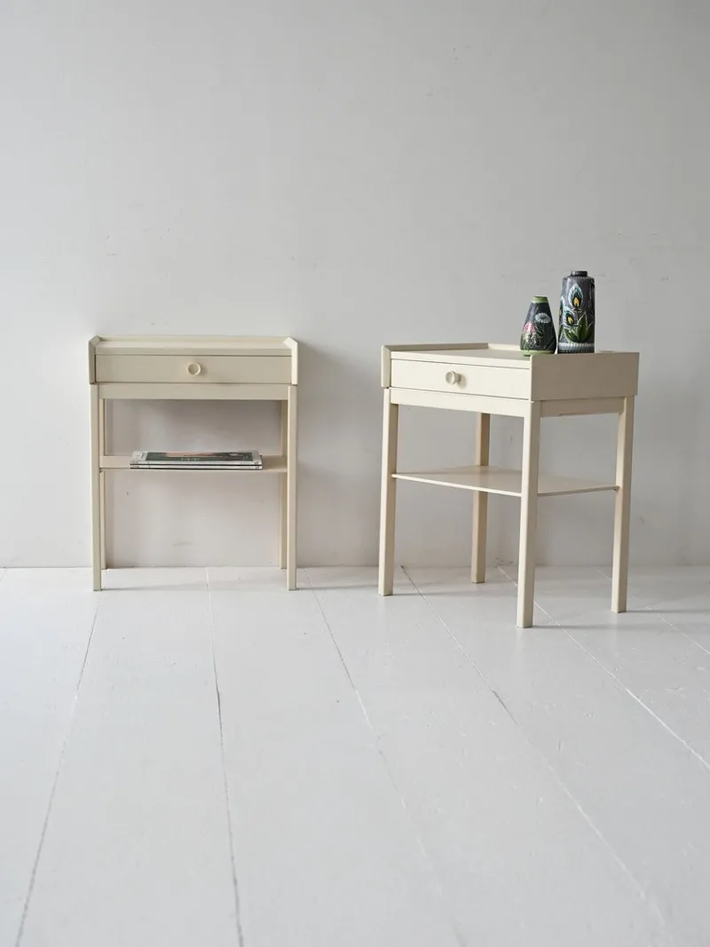 Pamono Scandinavian White Lacquered Bedside Tables, 1960s, Set of 2> Nightstands