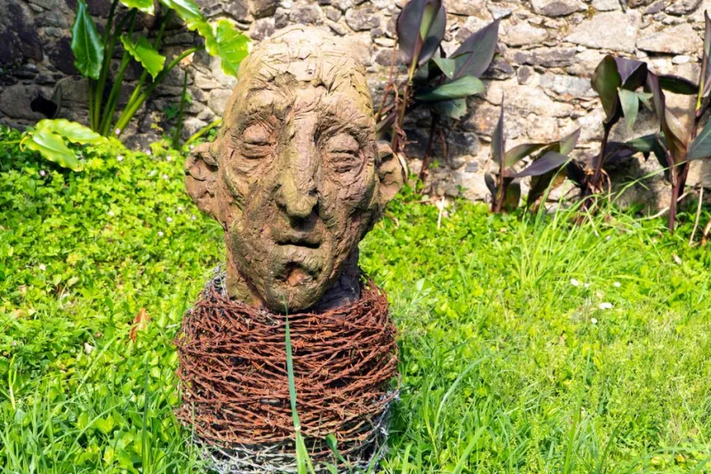 Pamono Óscar Aldonza Torres, Testa 14, 2019, Stoneware Fired in Reduction with Embedded Barbed Wire> Sculpture