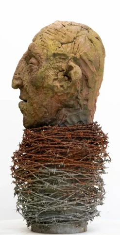 Pamono Óscar Aldonza Torres, Testa 14, 2019, Stoneware Fired in Reduction with Embedded Barbed Wire><noscript><img width=