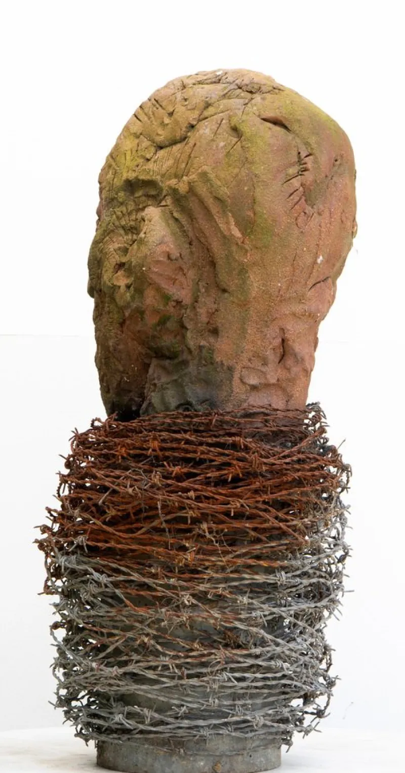 Pamono Óscar Aldonza Torres, Testa 14, 2019, Stoneware Fired in Reduction with Embedded Barbed Wire> Sculpture